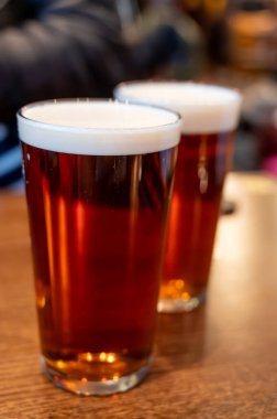 Klasik Londra barı arkadaşlarla dolup taşıyor, fıçı biraların ve geleneksel İngiliz barlarının canlı atmosferinin tadını çıkarıyor, mahzenlerdeki fıçılardan bira fıçılarının otları...