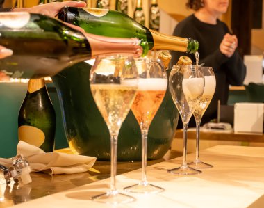 Fransız şarabı, köpüklü şampanya, şarap tatma, kutlama, düğün veya şampanya turu, mağara ziyareti, Reims, Fransa