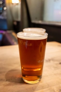 Klasik Londra barı arkadaşlarla dolup taşıyor, fıçı biraların ve geleneksel İngiliz barlarının canlı atmosferinin tadını çıkarıyor, mahzenlerdeki fıçılardan bira fıçılarının otları...