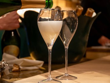 Fransız şarabı, köpüklü şampanya, şarap tatma, kutlama, düğün veya şampanya turu, mağara ziyareti, Reims, Fransa