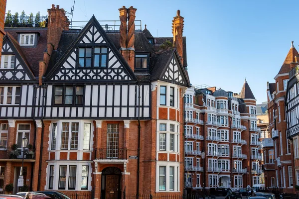 Hans Crescent boyunca Londra, İngiltere 'de zarif kırmızı tuğlalı evler ve canlı şehir yaşamı ile dolaşın.