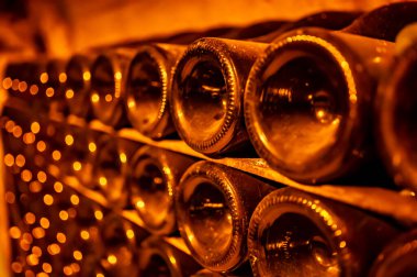 Yeraltı mağaralarının tozlu şişelerini ziyaret etmek, geleneksel yöntemlerle Reims, Epernay, Champagne, France 'da şampanya yapmak.