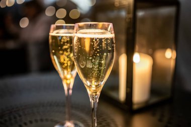 İki kadeh Fransız şarabı, köpüklü şampanya, yeni yıl kutlaması, mağara ziyareti, Reims, Fransa, karanlık temalı şampanya turu.