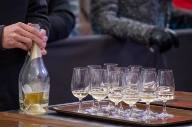 Ziyaretçiler için özel tatma etkinliği, bir bardak şampanyayla yemek eşleşmesi, Fransa 'da kış yemekleri ve şarap festivalinde ünlü aşçıların hazırladığı lezzetli yemekler.