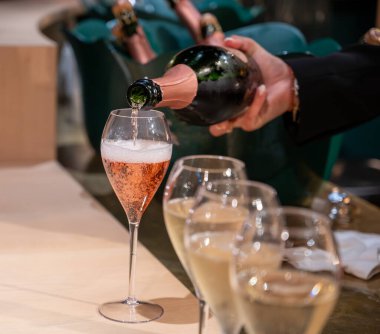 Fransız şarabı, köpüklü şampanya, şarap tatma, kutlama, düğün veya şampanya turu, mağara ziyareti, Reims, Fransa