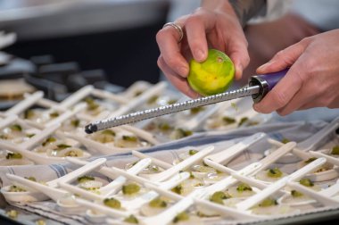 Ziyaretçiler için özel tatma etkinliği, bir bardak şampanyayla yemek eşleşmesi, Fransa 'da kış yemekleri ve şarap festivalinde ünlü aşçıların hazırladığı lezzetli yemekler.