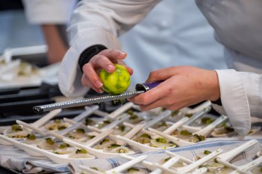 Ziyaretçiler için özel tatma etkinliği, bir bardak şampanyayla yemek eşleşmesi, Fransa 'da kış yemekleri ve şarap festivalinde ünlü aşçıların hazırladığı lezzetli yemekler.