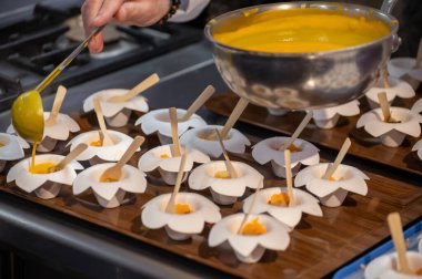 Ziyaretçiler için özel tatma etkinliği, bir bardak şampanyayla yemek eşleşmesi, Fransa 'da kış yemekleri ve şarap festivalinde ünlü aşçıların hazırladığı lezzetli yemekler.