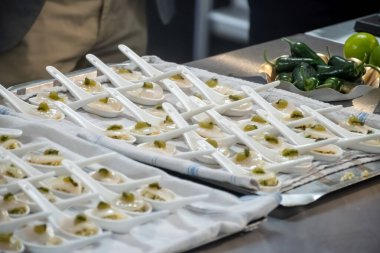 Ziyaretçiler için özel tatma etkinliği, bir bardak şampanyayla yemek eşleşmesi, Fransa 'da kış yemekleri ve şarap festivalinde ünlü aşçıların hazırladığı lezzetli yemekler.