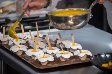 Ziyaretçiler için özel tatma etkinliği, bir bardak şampanyayla yemek eşleşmesi, Fransa 'da kış yemekleri ve şarap festivalinde ünlü aşçıların hazırladığı lezzetli yemekler.