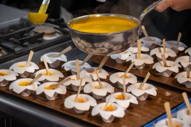 Ziyaretçiler için özel tatma etkinliği, bir bardak şampanyayla yemek eşleşmesi, Fransa 'da kış yemekleri ve şarap festivalinde ünlü aşçıların hazırladığı lezzetli yemekler.