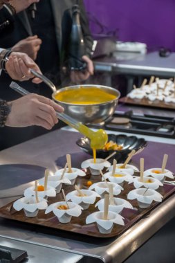 Ziyaretçiler için özel tatma etkinliği, bir bardak şampanyayla yemek eşleşmesi, Fransa 'da kış yemekleri ve şarap festivalinde ünlü aşçıların hazırladığı lezzetli yemekler.