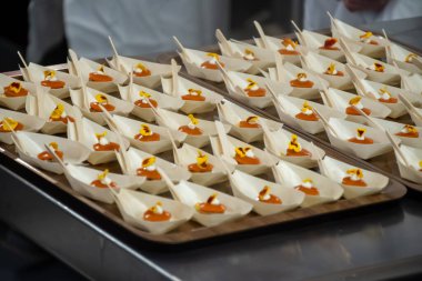 Ziyaretçiler için özel tatma etkinliği, bir bardak şampanyayla yemek eşleşmesi, Fransa 'da kış yemekleri ve şarap festivalinde ünlü aşçıların hazırladığı lezzetli yemekler.