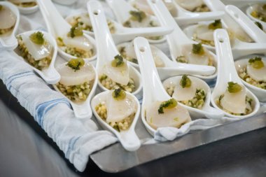 Ziyaretçiler için özel tatma etkinliği, bir bardak şampanyayla yemek eşleşmesi, Fransa 'da kış yemekleri ve şarap festivalinde ünlü aşçıların hazırladığı lezzetli yemekler.