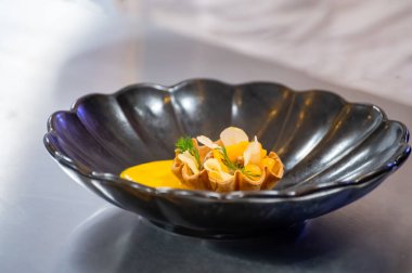 Ziyaretçiler için özel tatma etkinliği, bir bardak şampanyayla yemek eşleşmesi, Fransa 'da kış yemekleri ve şarap festivalinde ünlü aşçıların hazırladığı lezzetli yemekler.