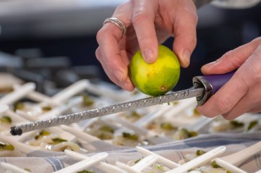 Ziyaretçiler için özel tatma etkinliği, bir bardak şampanyayla yemek eşleşmesi, Fransa 'da kış yemekleri ve şarap festivalinde ünlü aşçıların hazırladığı lezzetli yemekler.
