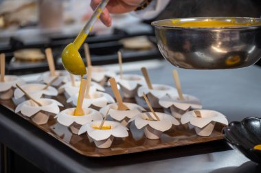 Ziyaretçiler için özel tatma etkinliği, bir bardak şampanyayla yemek eşleşmesi, Fransa 'da kış yemekleri ve şarap festivalinde ünlü aşçıların hazırladığı lezzetli yemekler.