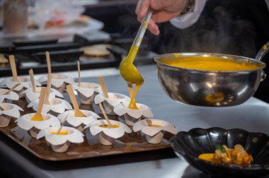 Ziyaretçiler için özel tatma etkinliği, bir bardak şampanyayla yemek eşleşmesi, Fransa 'da kış yemekleri ve şarap festivalinde ünlü aşçıların hazırladığı lezzetli yemekler.