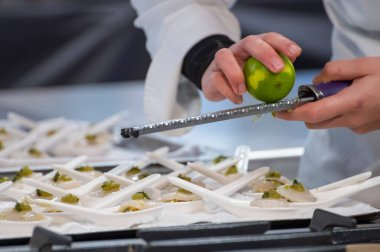 Ziyaretçiler için özel tatma etkinliği, bir bardak şampanyayla yemek eşleşmesi, Fransa 'da kış yemekleri ve şarap festivalinde ünlü aşçıların hazırladığı lezzetli yemekler.