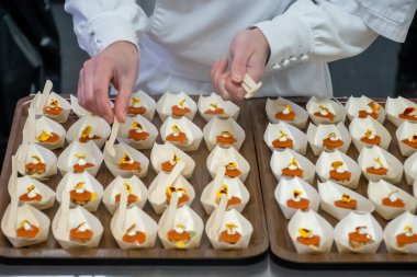 Ziyaretçiler için özel tatma etkinliği, bir bardak şampanyayla yemek eşleşmesi, Fransa 'da kış yemekleri ve şarap festivalinde ünlü aşçıların hazırladığı lezzetli yemekler.