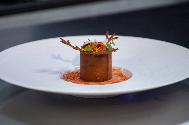 Ziyaretçiler için özel tatma etkinliği, bir bardak şampanyayla yemek eşleşmesi, Fransa 'da kış yemekleri ve şarap festivalinde ünlü aşçıların hazırladığı lezzetli yemekler.