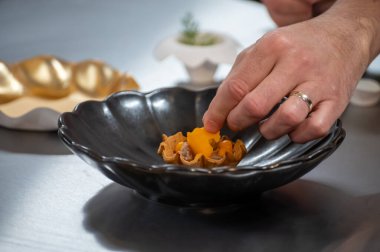 Ziyaretçiler için özel tatma etkinliği, bir bardak şampanyayla yemek eşleşmesi, Fransa 'da kış yemekleri ve şarap festivalinde ünlü aşçıların hazırladığı lezzetli yemekler.