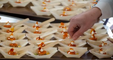 Ziyaretçiler için özel tatma etkinliği, bir bardak şampanyayla yemek eşleşmesi, Fransa 'da kış yemekleri ve şarap festivalinde ünlü aşçıların hazırladığı lezzetli yemekler.