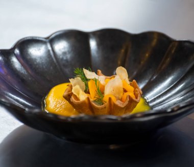 Ziyaretçiler için özel tatma etkinliği, bir bardak şampanyayla yemek eşleşmesi, Fransa 'da kış yemekleri ve şarap festivalinde ünlü aşçıların hazırladığı lezzetli yemekler.