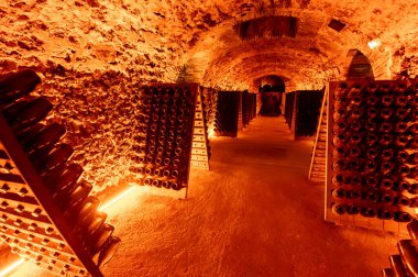 Şişedeki çökeltiyi bulmaca ya da derin yeraltı mağaraları öğrenci ahşap rafları üzerinde geleneksel şampanya yapma metodu Reims, Epernay, Champagne, France