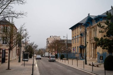 Epernay şehrinde yürüyüş, şampanya başkenti bölge, sokak manzarası, evler, parklar, Fransa 'da kış