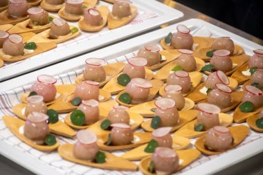 Ziyaretçiler için özel tatma etkinliği, bir bardak şampanyayla yemek eşleşmesi, Fransa 'da kış yemekleri ve şarap festivalinde ünlü aşçıların hazırladığı lezzetli yemekler.