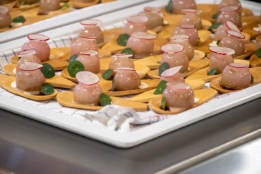 Ziyaretçiler için özel tatma etkinliği, bir bardak şampanyayla yemek eşleşmesi, Fransa 'da kış yemekleri ve şarap festivalinde ünlü aşçıların hazırladığı lezzetli yemekler.