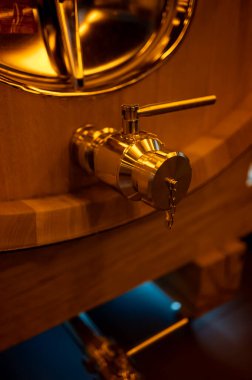 Mayalanma için çelik tankları olan modern yeraltı mağaralarını, yaşlanan og şarabı için meşe fıçılarını, Epernay, Champagne, France 'da şampanya yapan geleneksel metodları ziyaret edin.