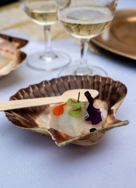 Ziyaretçiler için özel tatma etkinliği, bir bardak şampanyayla yemek eşleşmesi, Fransa 'da kış yemekleri ve şarap festivalinde ünlü aşçıların hazırladığı lezzetli yemekler.