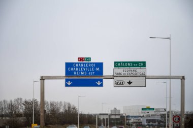 Yol işaretleri, kavşakta yol tarifi, cadde, otoyol, Şampanya 'da seyahat yeri, turistik rota, kışın Fransa