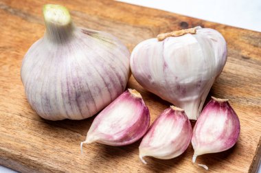 İki taze, mor ya da menekşe rengi Fransız sarımsağı yakından çek.