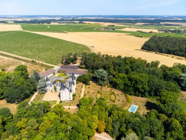 Pouilly-Fume adreslerinin hava manzarası, Sauvignon Blanc üzümlerinden yapılan kuru beyaz şarap farklı toprak türlerinde yetişen üzümler, Franc