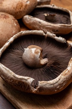 Lezzetli vejetaryen yemekleri, çiğ büyük kahverengi şampiyonlar Agaricus bisporus portobello mantarları.