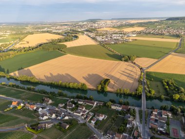 Epernay, Champange, Fransa yakınlarındaki Hautvillers köyündeki ilkel cru şampanya bağlarının panoramik manzarası gün batımında