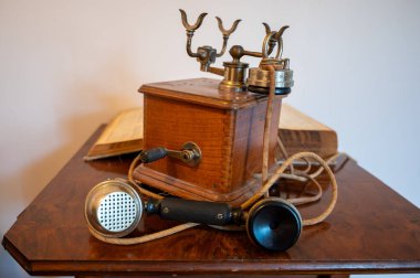 İletişim gelişimi, eski ahşap ahşap çevirmeli telefon ve telefon numaraları katalog kitabı 1937, 20. yüzyılın teknolojisi.