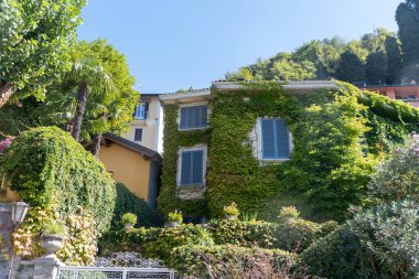 Varenna 'da yürürken, İtalya' nın kuzeyinde Lombardy 'de Como Gölü üzerinde güzel bir sahil köyü var.