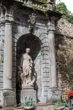 Turistlerin uğrak yeri, barok tarzı elementler Bergamo şehrinin tarihi kısmında, dar sokaklar, kiliseler, eski evler, kale duvarları, Lombardiya, Kuzey İtalya