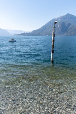 Mavi suları, dağları, güzel köyleri, parkları ve villaları olan Como Gölü manzarası. İtalya 'nın kuzeyinde, Lombardiya' da bir tatil beldesi.