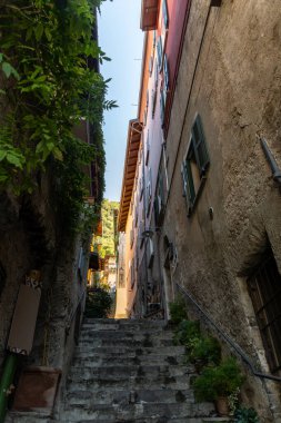 Varenna 'da yürürken, İtalya' nın kuzeyinde Lombardy 'de Como Gölü üzerinde güzel bir sahil köyü var.