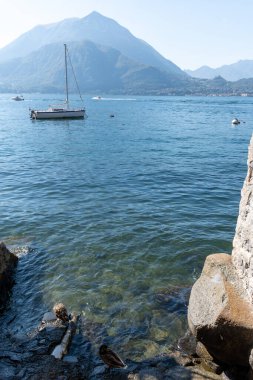 Mavi suları, dağları, güzel köyleri, parkları ve villaları olan Como Gölü manzarası. İtalya 'nın kuzeyinde, Lombardiya' da bir tatil beldesi.