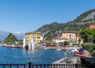 Varenna 'da yürürken, İtalya' nın kuzeyinde Lombardy 'de Como Gölü üzerinde güzel bir sahil köyü var.