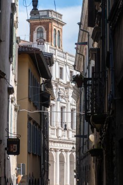 Turistlerin uğrak yeri, Bergamo şehrinin tarihi kısmı, dar sokakları, kiliseleri, eski evleri olan Bergamo Alta, kale duvarları, Lombardy, Kuzey İtalya tepelerinde yer alıyor.