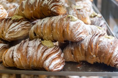 İtalyan tatlısı, Napoli tatlısı şam fıstıklı sfogliatella, kabuk şeklinde pasta, irmik, ricotta ve şam fıstığı ile doldurulmuş tatlı muhallebi.