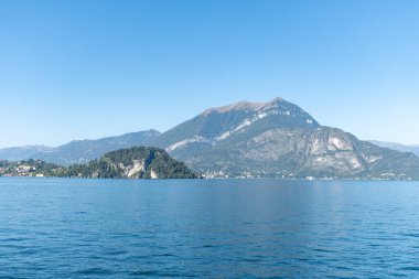 Mavi sulu Como Gölü manzarası, alp dağları, güzel köyler, İtalya 'nın kuzeyinde seyahat yeri, Lombardiya