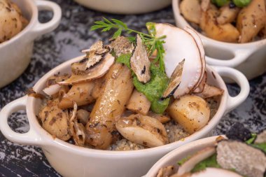 Paris 'teki aşçılık stüdyosunda aşçılık uzmanlığı, sebzeli fırında vejetaryen yemeği, mantar mantarı, peynir, siyah tuzlu, krema ve fındık.